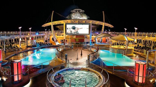 Ночной кинотеатр у бассейнов
