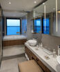 Ванная комната с окном в каюте Royal Suite