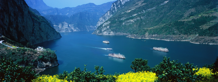 Лайнеры круизной компании Yangtze Gold Cruises на реке Янцзы