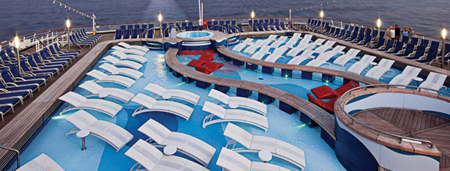 Зона у бассейнов на лайнере Rotterdam
