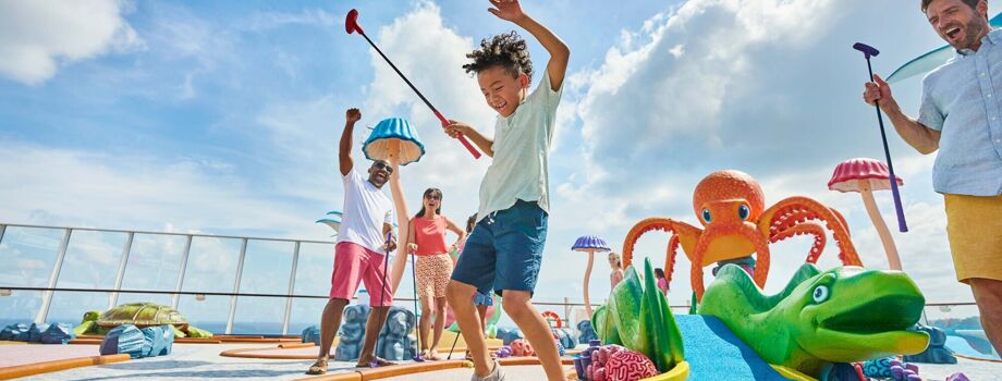 Детская игровая зона с мини-гольфом