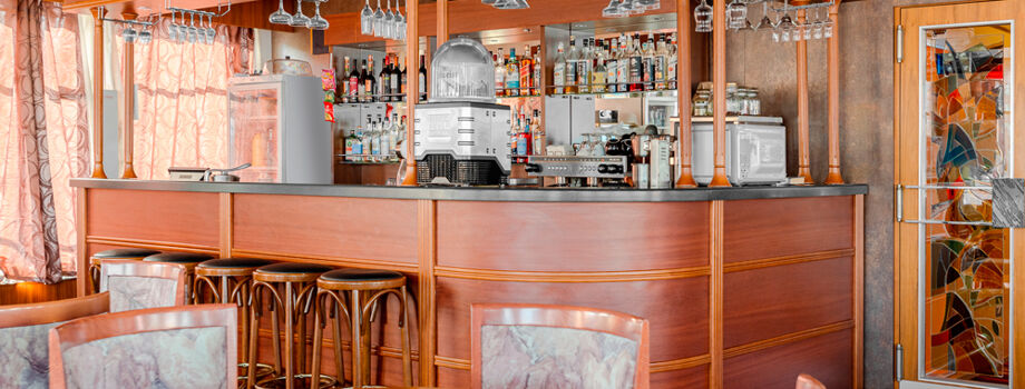Панорамный бар «Клюква» на шлюпочной палубе