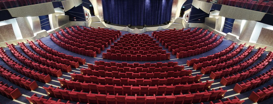 Театр (The Strand Theatre)