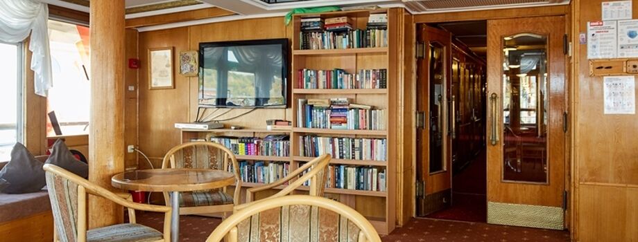 Бар и библиотека на Средней палубе