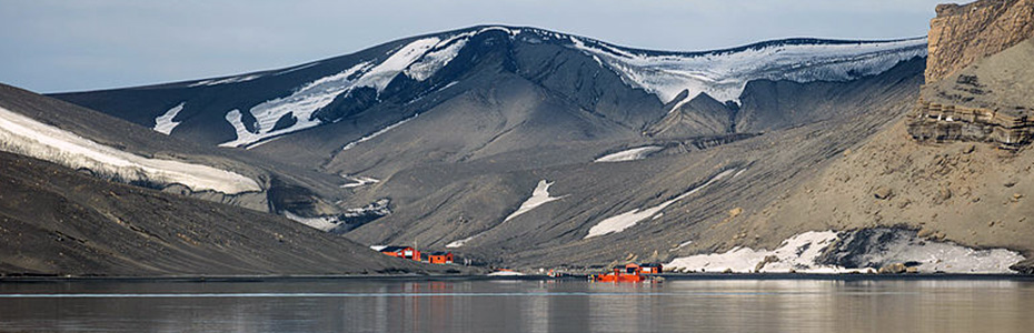 Остров Десепшен - одна из остановок в русском круизе по Антарктиде